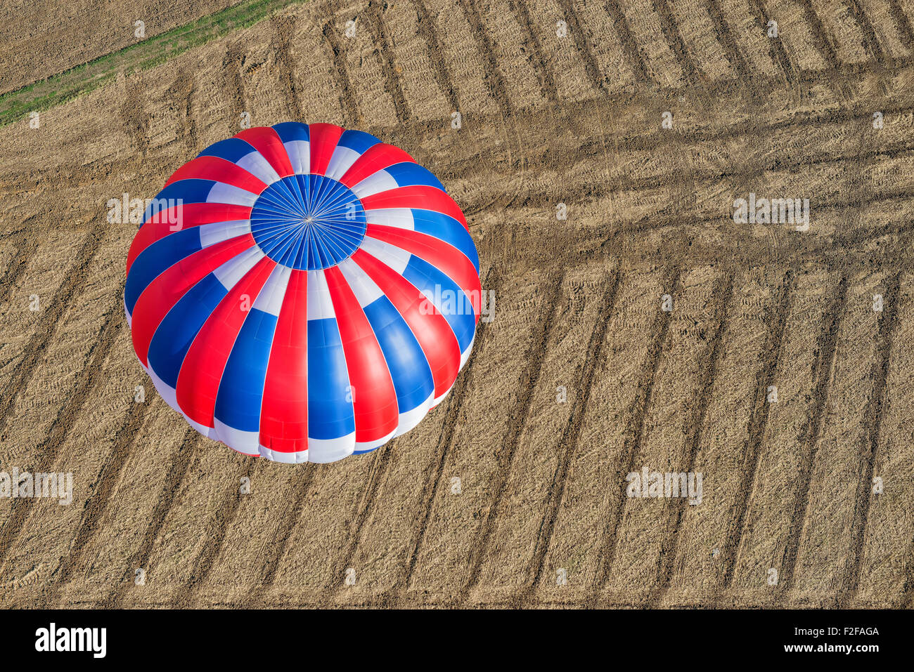 AERIEL Blick auf einem Heißluftballon fliegt über eine abgespeckte Feld Stockfoto