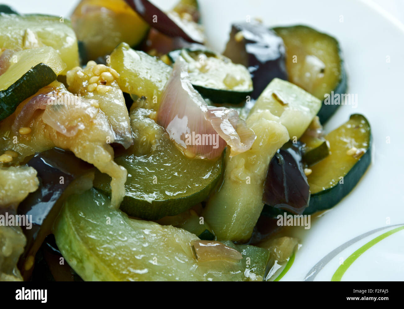 Berenjena a la Vinagreta - italienisches Gericht mit Auberginen und Gemüse Stockfoto