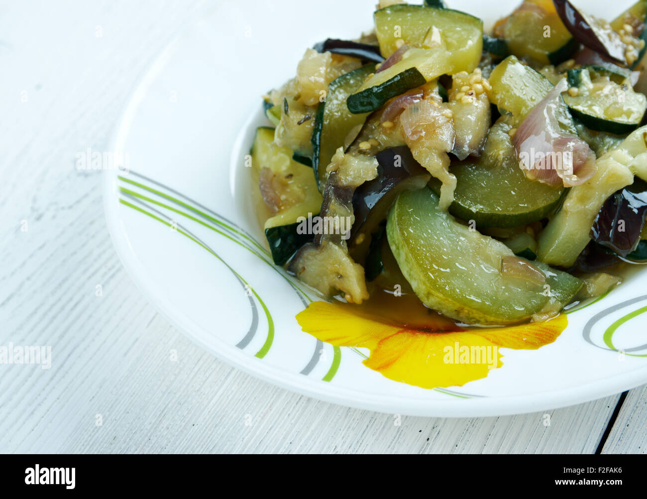 Berenjena a la Vinagreta - italienisches Gericht mit Auberginen und Gemüse Stockfoto