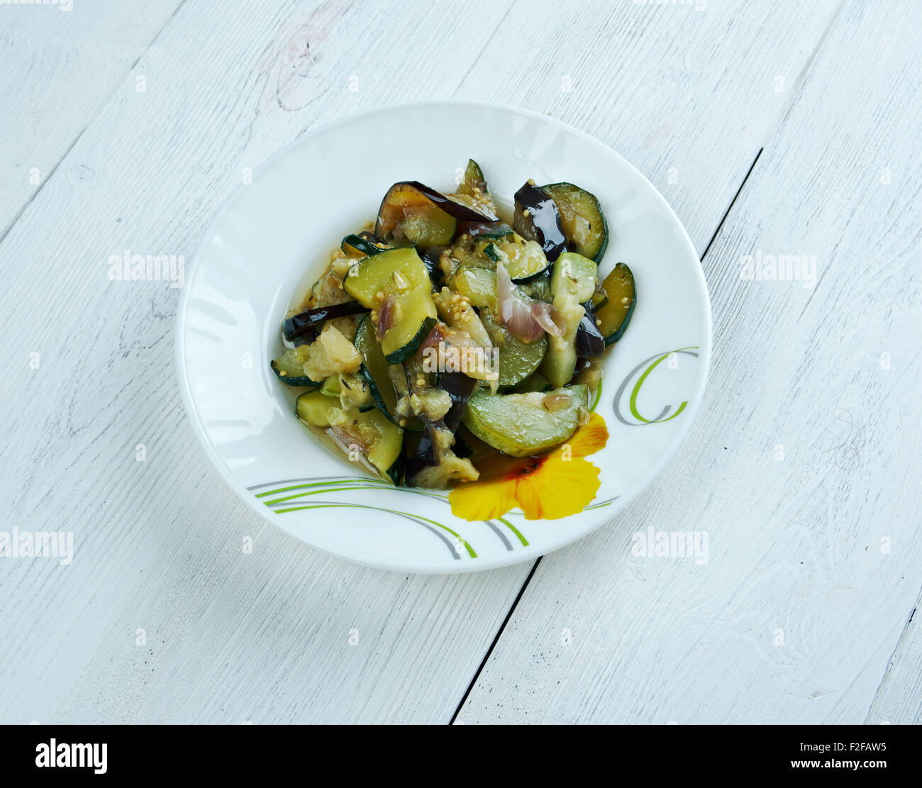 Berenjena a la Vinagreta - italienisches Gericht mit Auberginen und Gemüse Stockfoto