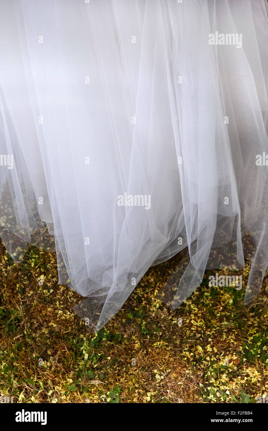 Tüll Brautkleid auf dem Rasen in einem park Stockfoto