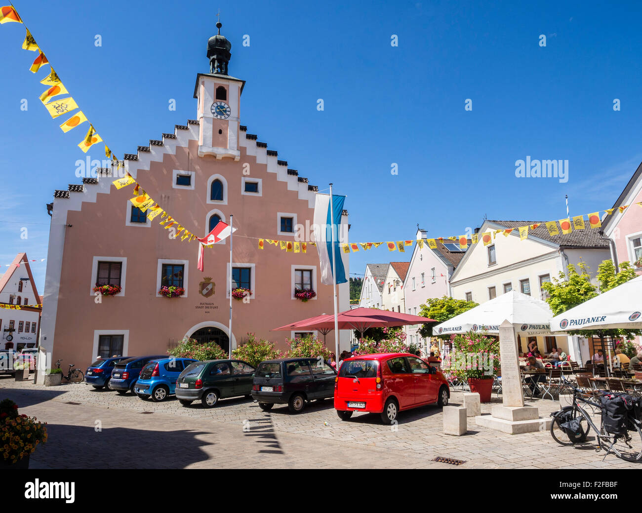Malerische Gebäude, Barock, Fahnen, Festival, Rathaus Dorf Dietfurt, Bayern, Deutschland Stockfoto