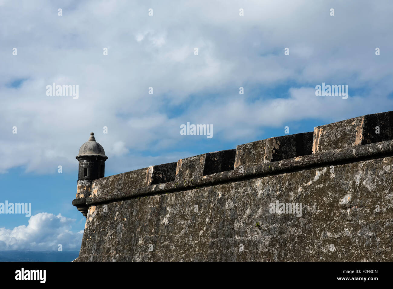 Burgmauer, Wachhäuschen und Himmel in San Juan, Puerto Rico Stockfoto