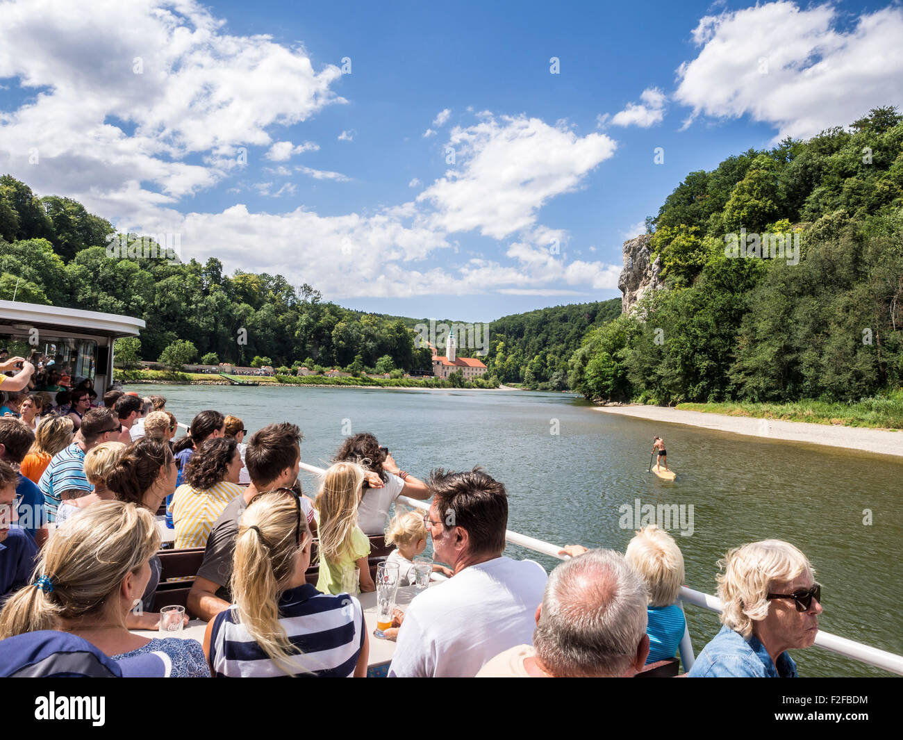 Sightseeing-Boot Fluss Donau von Kehlheim zum Kloster Weltenburg, vorbei an Danube Durchbruch Stockfoto