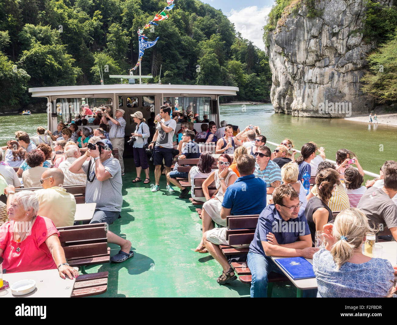 Sightseeing-Boot Fluss Donau von Kehlheim zum Kloster Weltenburg, vorbei an Danube Durchbruch Stockfoto