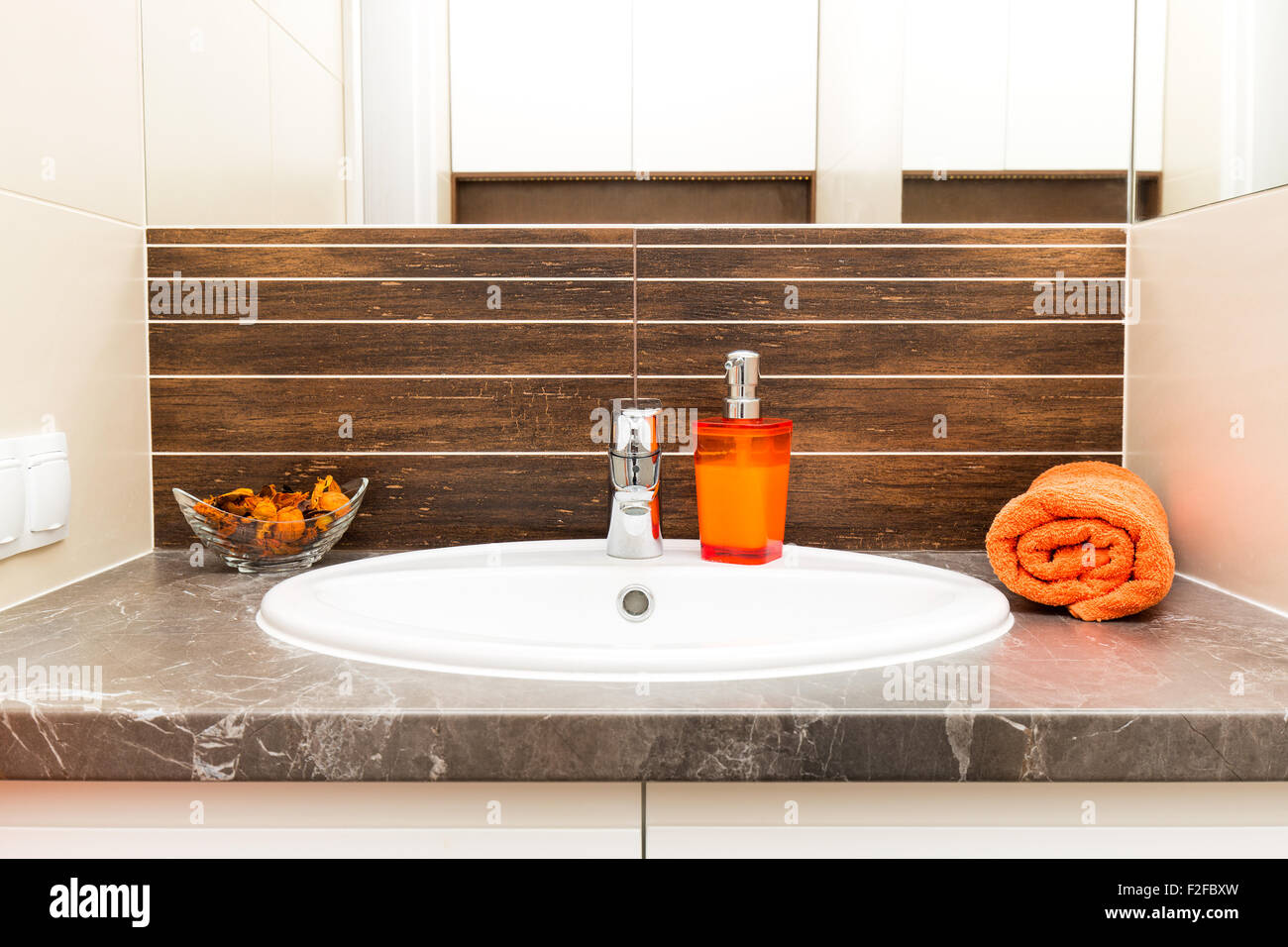 Nahaufnahme von einem Waschbecken in einem modernen Badezimmer Interieur. Stockfoto