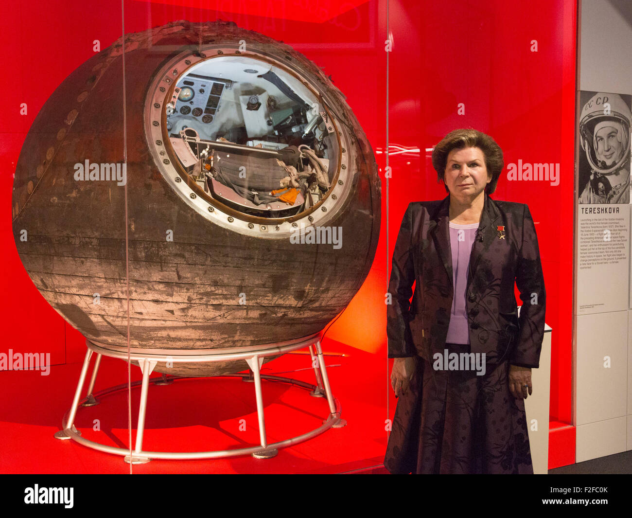 London, UK. 17.09.2015. Valentina Tereshkova eröffnet die Ausstellung und trifft sich mit Vostok-6, das eigentliche Raumschiff, das nahm sie in den Weltraum. Die Ausstellung Kosmonauten - Geburt des Raumfahrtzeitalters im Science Museum am 18. September 2015 eröffnet und läuft bis zum 13. März 2016. Stockfoto