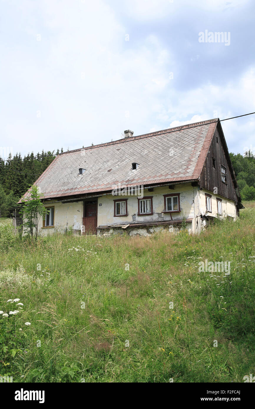 alte leere schlesischen Haus im Wald. Jarkowice ehemaligen deutschen Hermsdorf Städtisch, untere Schlesien, Polen, Europa Stockfoto