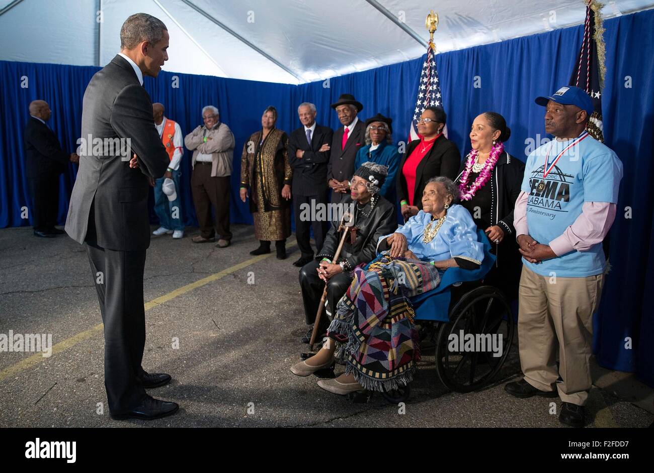 US-Präsident Barack Obama begrüßt Bürgerrechte Fußsoldaten, die an den ursprünglichen Marsch von Selma nach Montgomery anlässlich des 50. Jahrestages der Bürgerrechte Wendepunkt 7. März 2015 in Selma, Alabama teilgenommen. Stockfoto