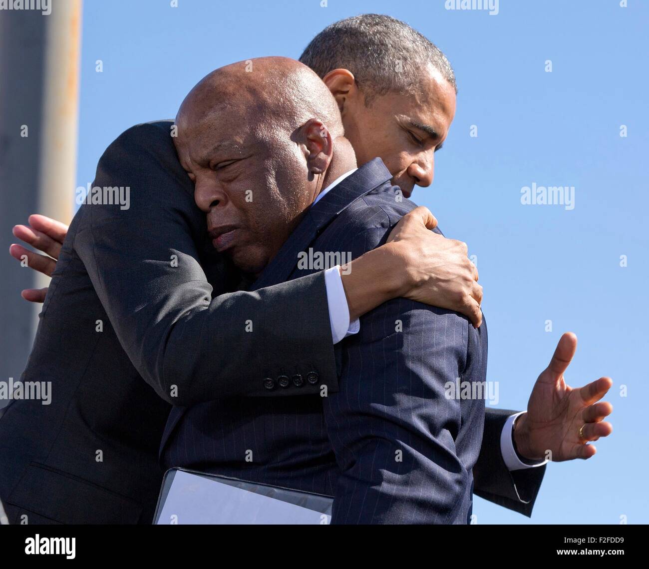 US-Präsident Barack Obama umarmt Bürgerrechte Legende und Kongressabgeordnete John Lewis anlässlich des 50. Jahrestages des die Bürgerrechte März von Selma nach Montgomery 7. März 2015 in Selma, Alabama. Stockfoto