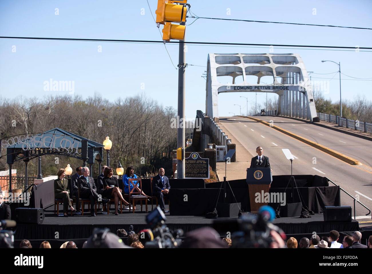 US-Präsident Barack Obama richtet sich die Menge vor der Edmund Pettus Bridge-Markierung, die der 50. Jahrestag der Selma Montgomery Bürgerrechte 7. März 2015 in Selma, Alabama marschiert. Stockfoto
