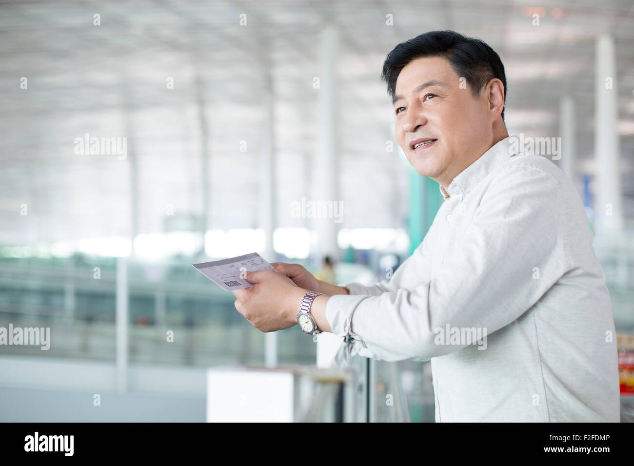 Reifer Mann warten am Flughafen Stockfoto