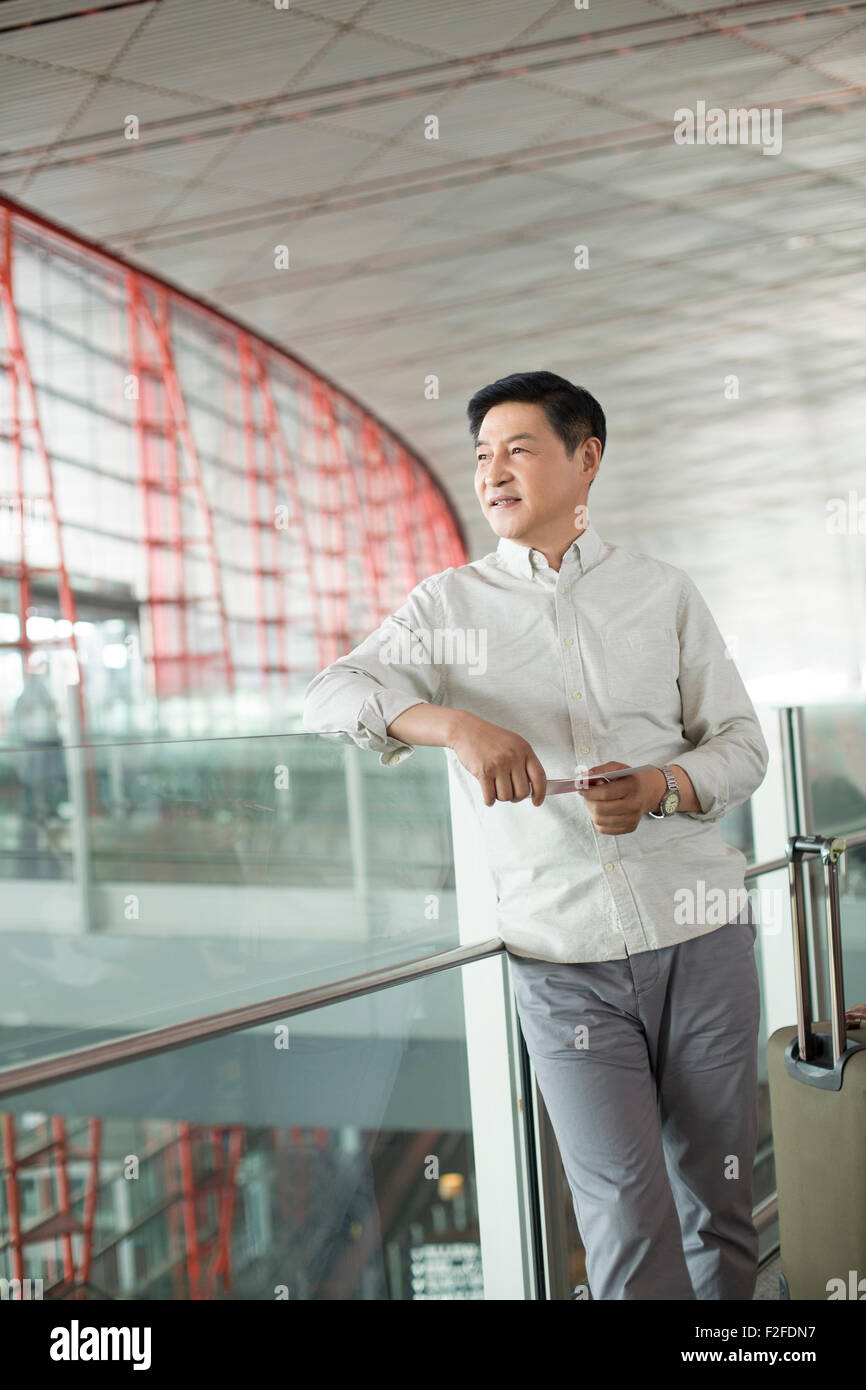 Reifer Mann warten am Flughafen Stockfoto