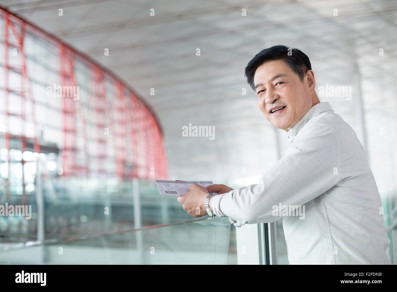 Reifer Mann warten am Flughafen Stockfoto