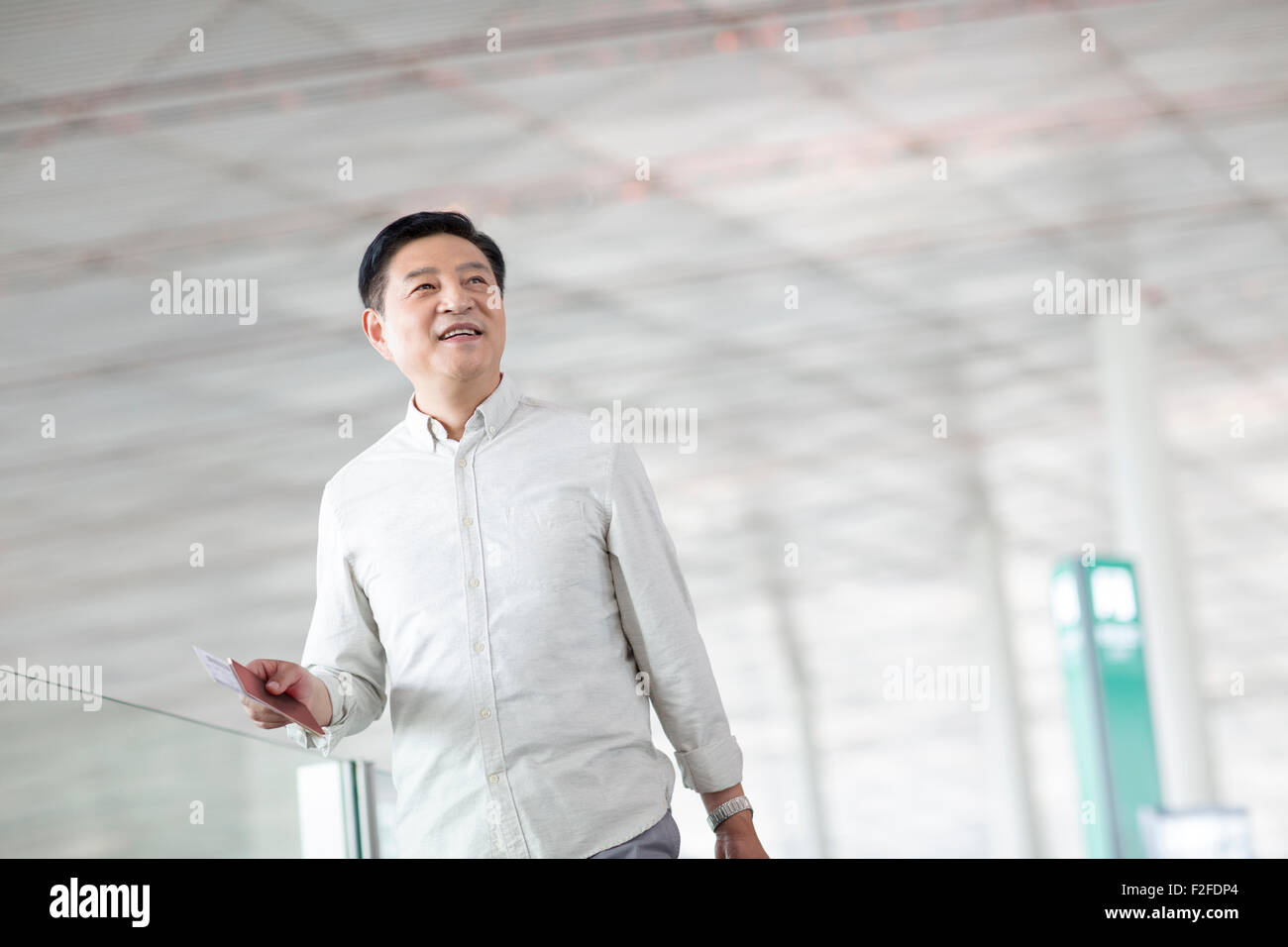 Reifer Mann warten am Flughafen Stockfoto