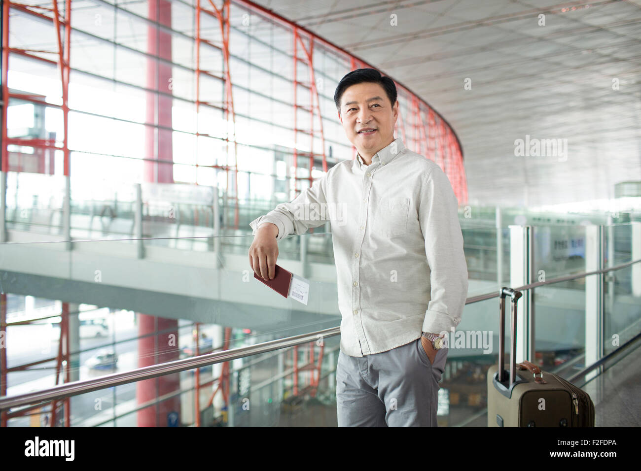 Reifer Mann warten am Flughafen Stockfoto