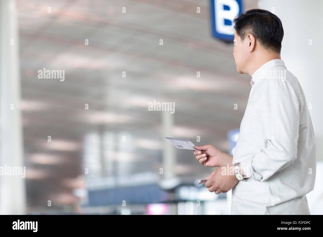 Reifer Mann warten am Flughafen Stockfoto