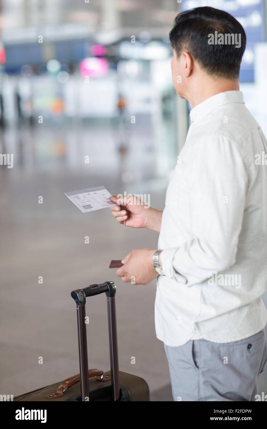 Reifer Mann warten am Flughafen Stockfoto