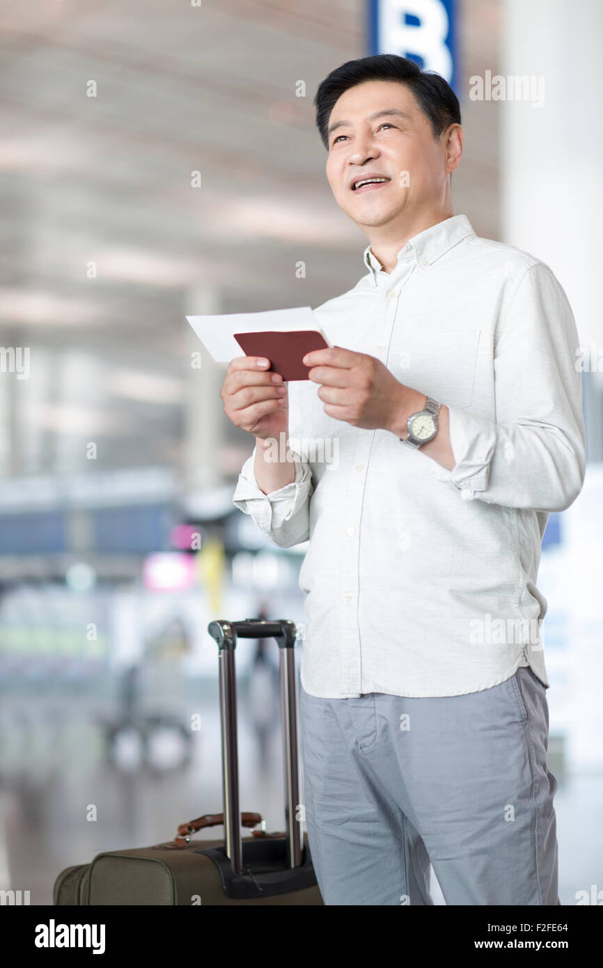 Reifer Mann warten am Flughafen Stockfoto