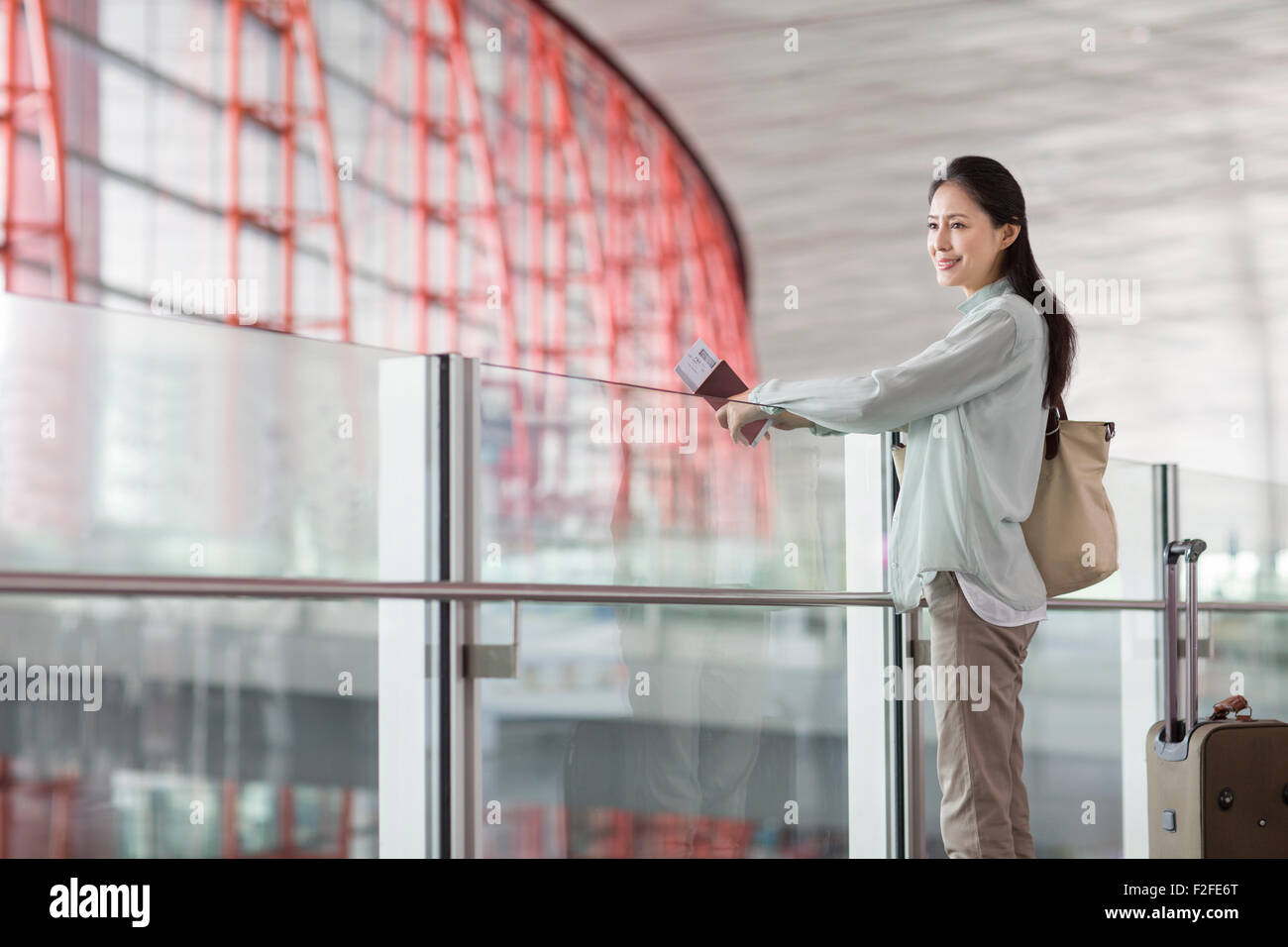 Reife Frau wartet am Flughafen Stockfoto