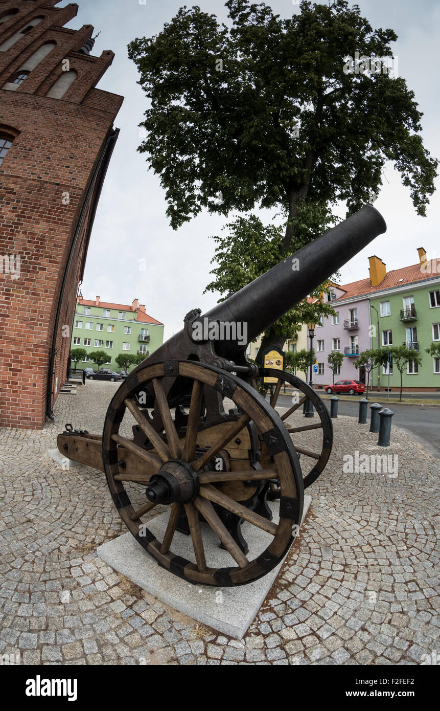 Einer der beiden französischen Kanonen in der Nähe von 15. Jahrhundert Rathaus, Morąg, Nordpolen Stockfoto