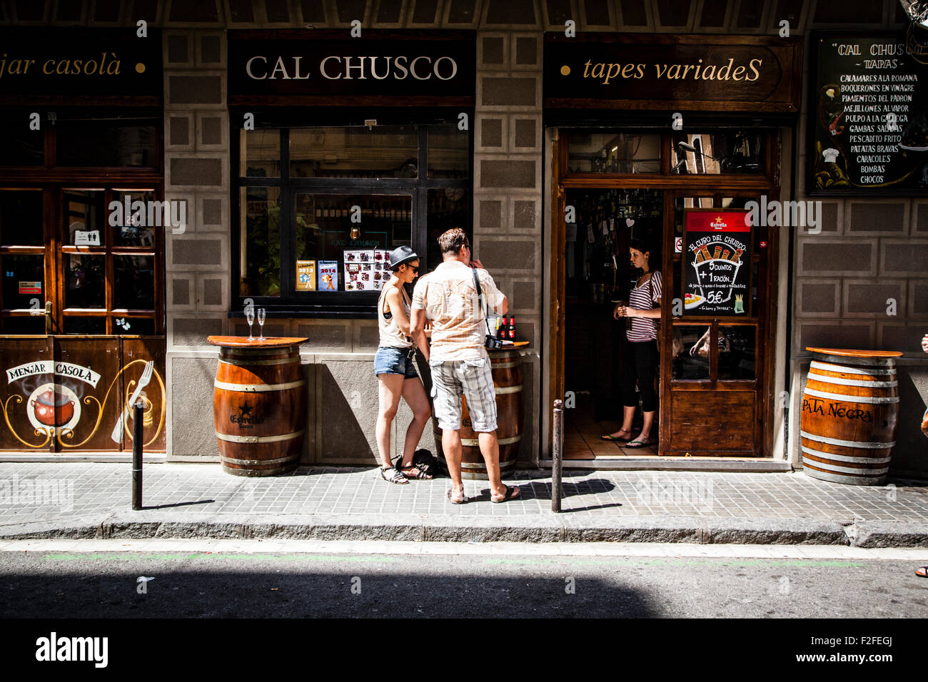 Tapas und Bier auf der Straße, Barcelona Stockfoto