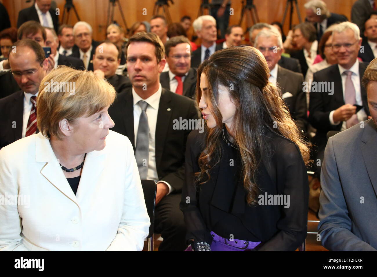 Berlin, Deutschland. 17. Sep, 2015. (Rechts) HRM Königin Rania von Jordanien im Gespräch mit Angela Merkel (links) während der Walther-Rathenau-Award für internationale Politik an das Auswärtige Amt. Bundeskanzlerin Angela Merkel statt Rede vor Königin Rania´s humanitäre Bemühungen am Flüchtlingskrise im Nahen Osten. Bildnachweis: Jakob Ratz/Pacific Press/Alamy Live-Nachrichten Stockfoto