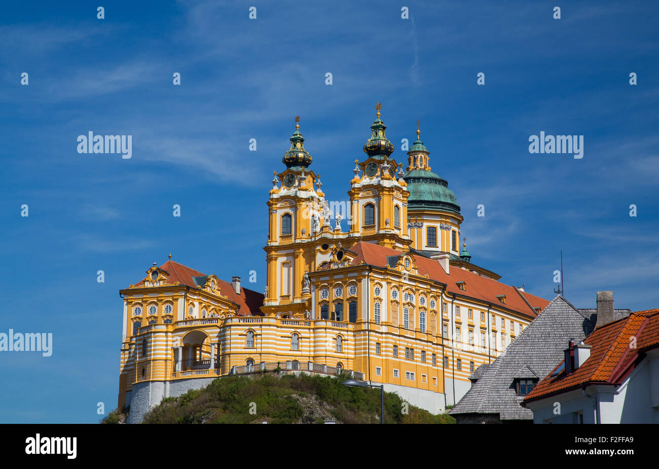 Die Außenseite des Melk Abbey in Österreich während des Tages im Sommer. Es gibt Platz für Text. Stockfoto