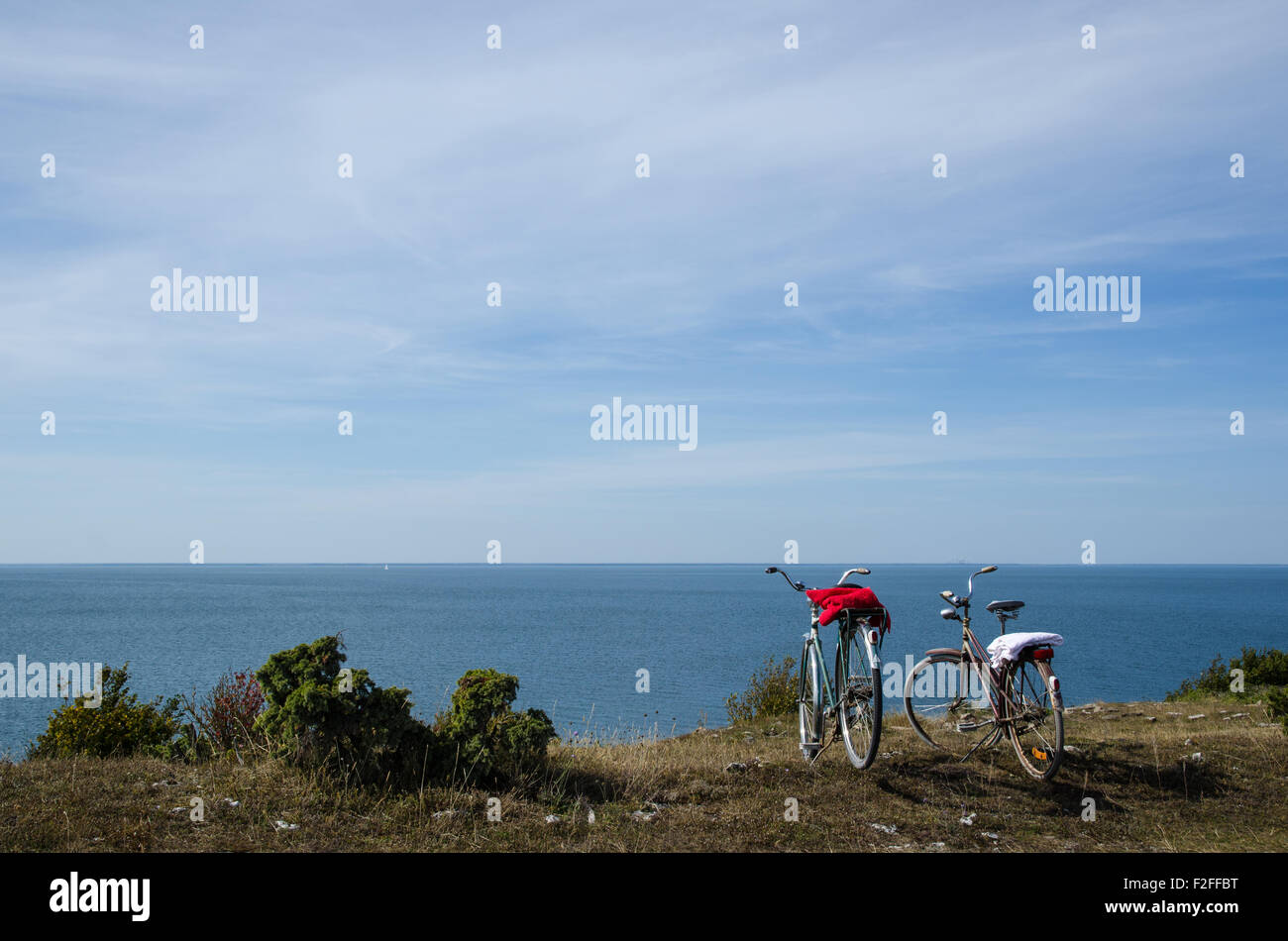 Zwei Fahrräder mit Handtüchern steht an der Küste der schwedischen Insel Öland in der Ostsee Stockfoto