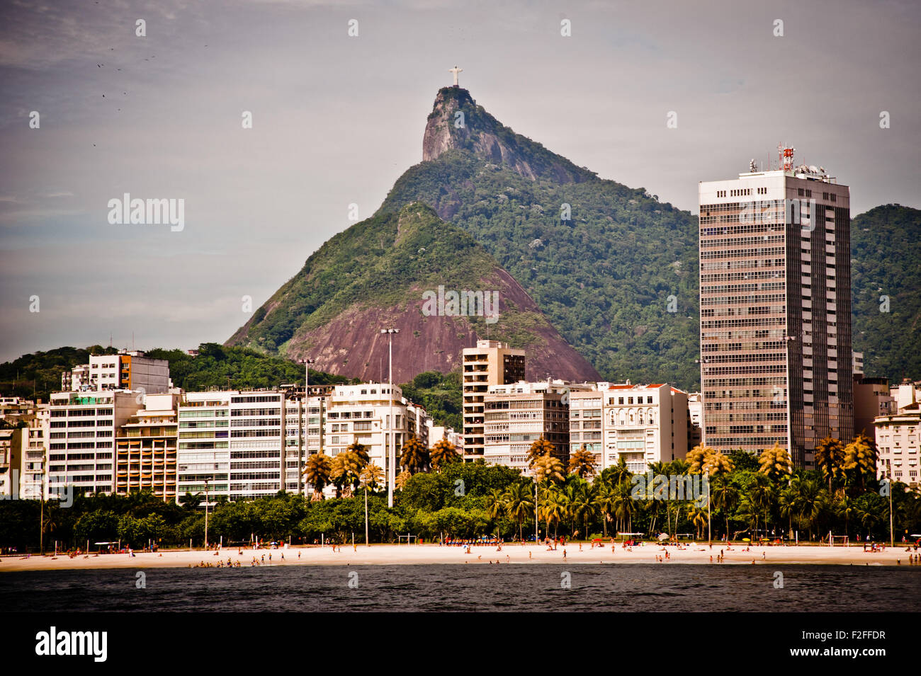 Malerischen Blick auf Rio de Janeiro Stadt mit der Christusstatue auf dem Berg im Hintergrund, Brasilien. Stockfoto