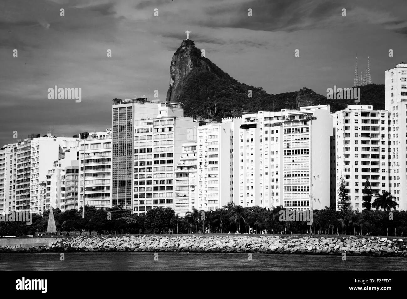 Statue von Christus dem Erlöser (Cristo Redentor) von der Baia de Guanabara in Rio De Janeiro, Brasilien gesehen. Stockfoto