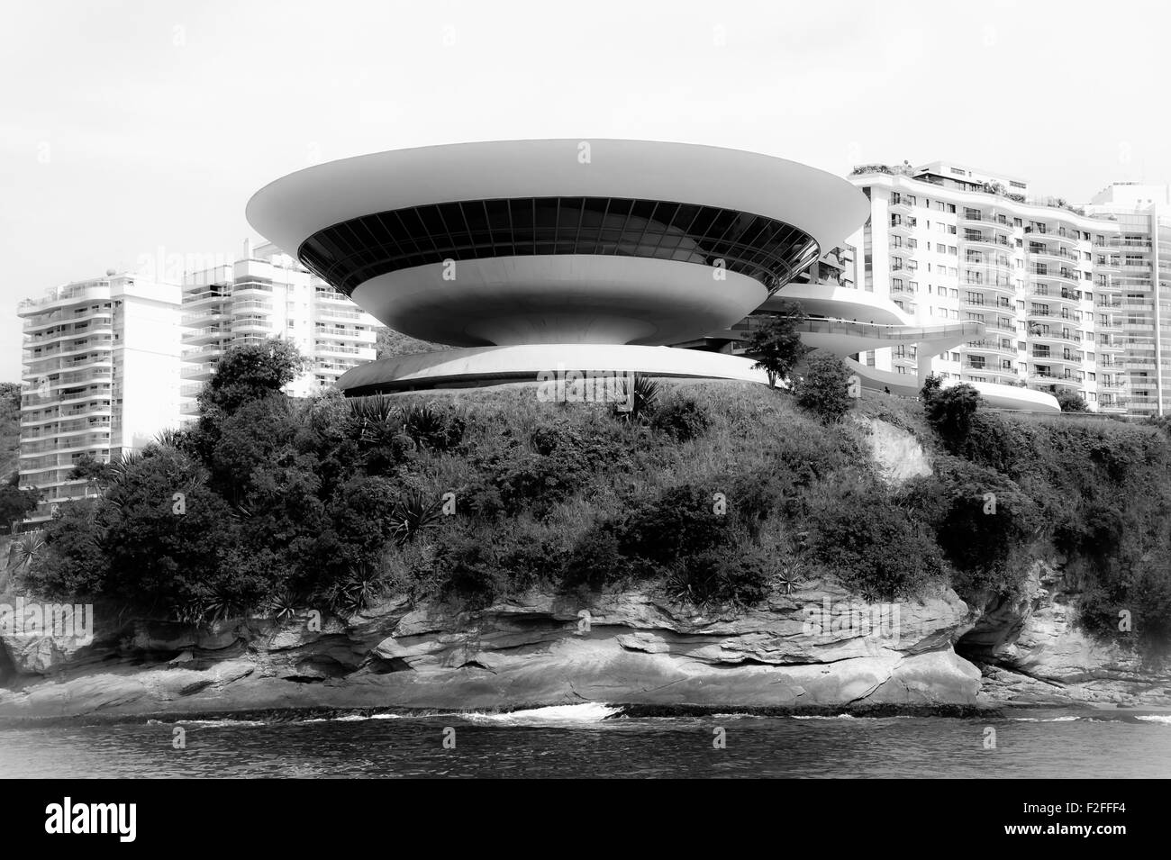 Niteroi Museum für zeitgenössische Kunst in Boa Viagem Strand in Niteroi, Rio De Janeiro, Brasilien. Stockfoto