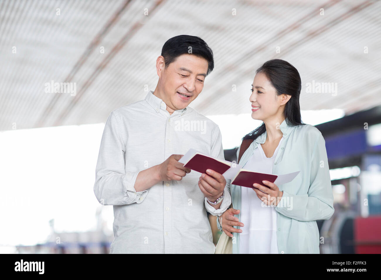 Älteres Paar am Flughafen Stockfoto