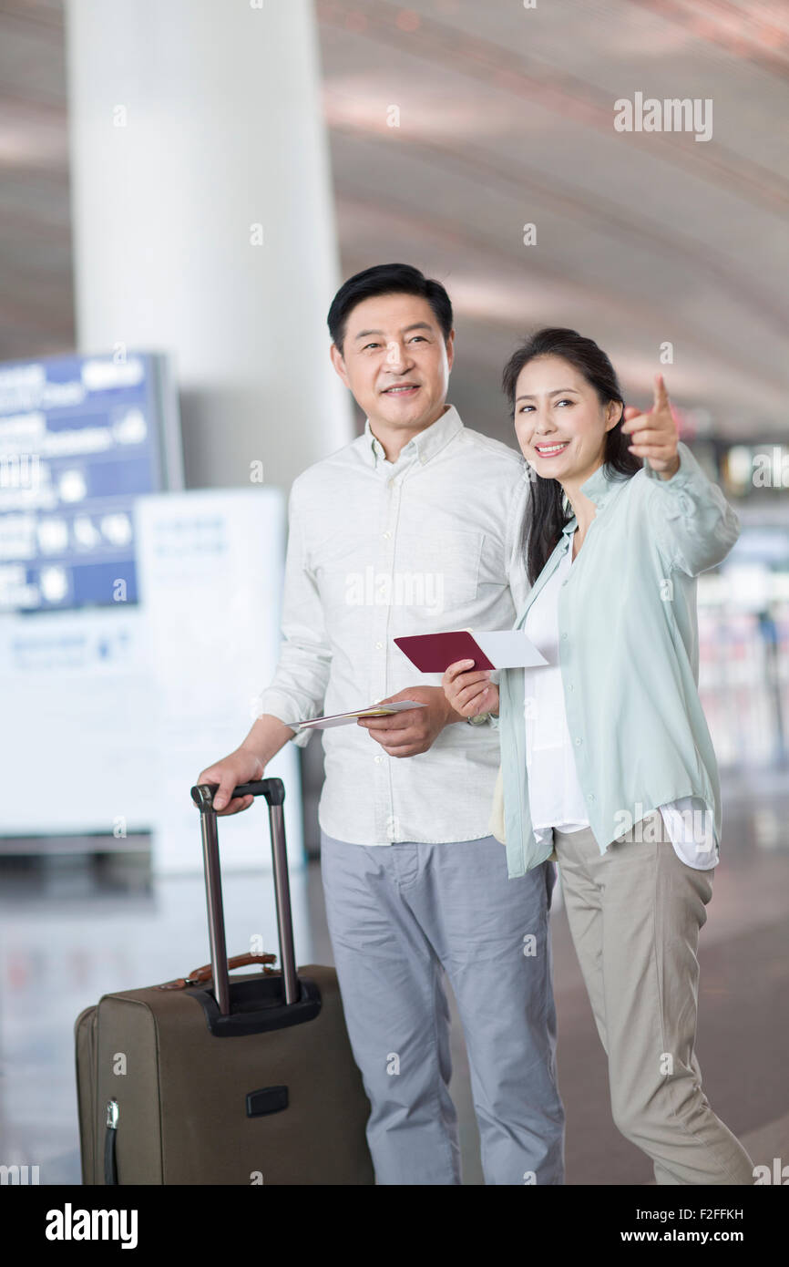 Älteres Paar am Flughafen Stockfoto