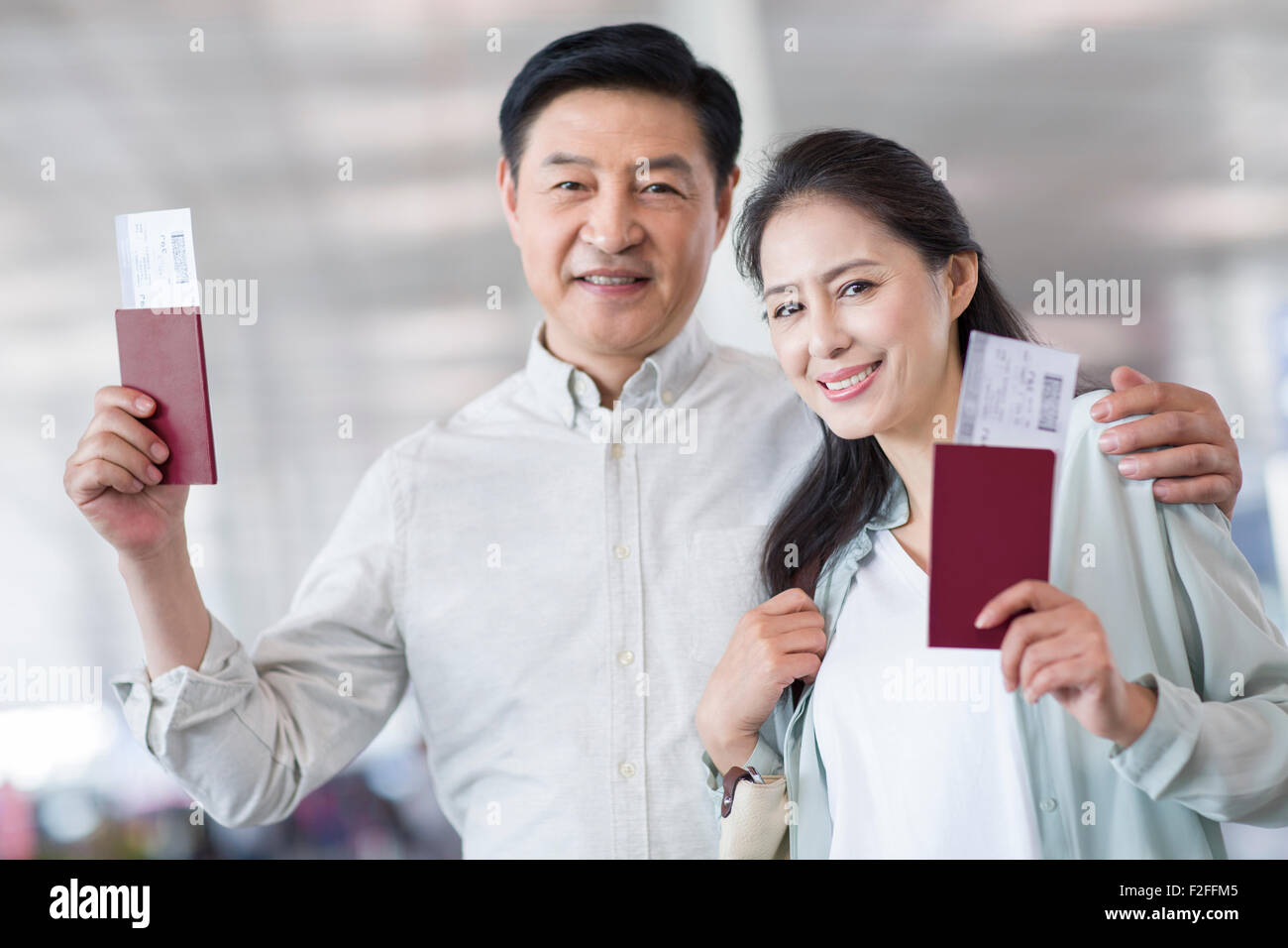 Älteres Paar am Flughafen Stockfoto