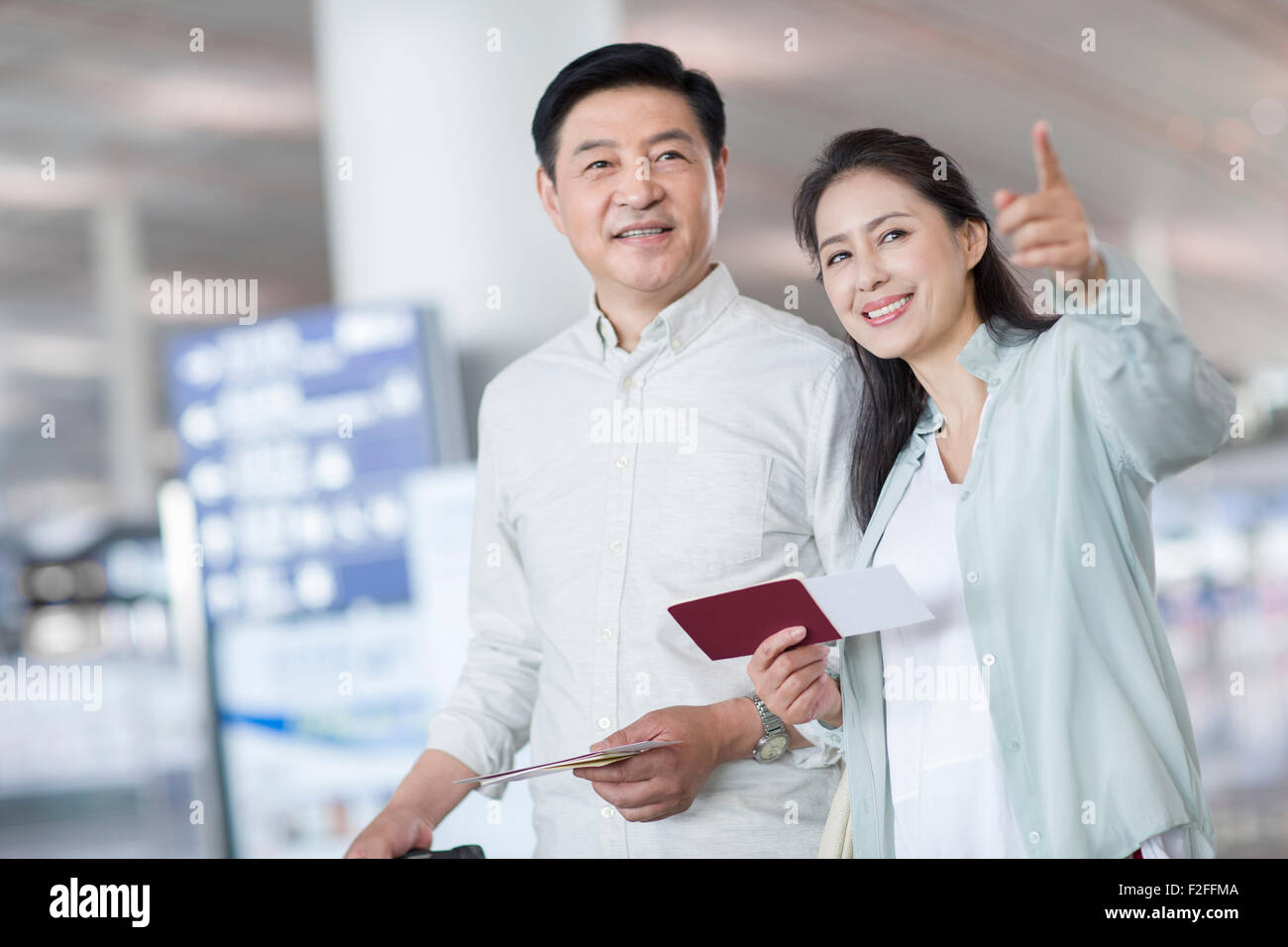 Älteres Paar am Flughafen Stockfoto