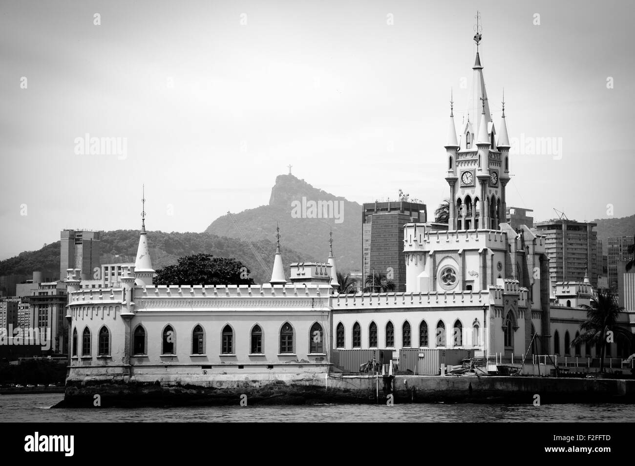 Schwarz und weiß, die malerischen Blick auf die Altstadt Gebäude auf Fiscal Insel in der Guanbara Bucht, Rio De Janeiro, Brasilien. Stockfoto
