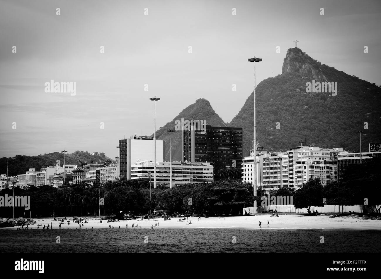 Cristo Redentor, wie gesehen von einem Boot in der Baia de Guanabara in Rio De Janeiro, Brasilien Stockfoto