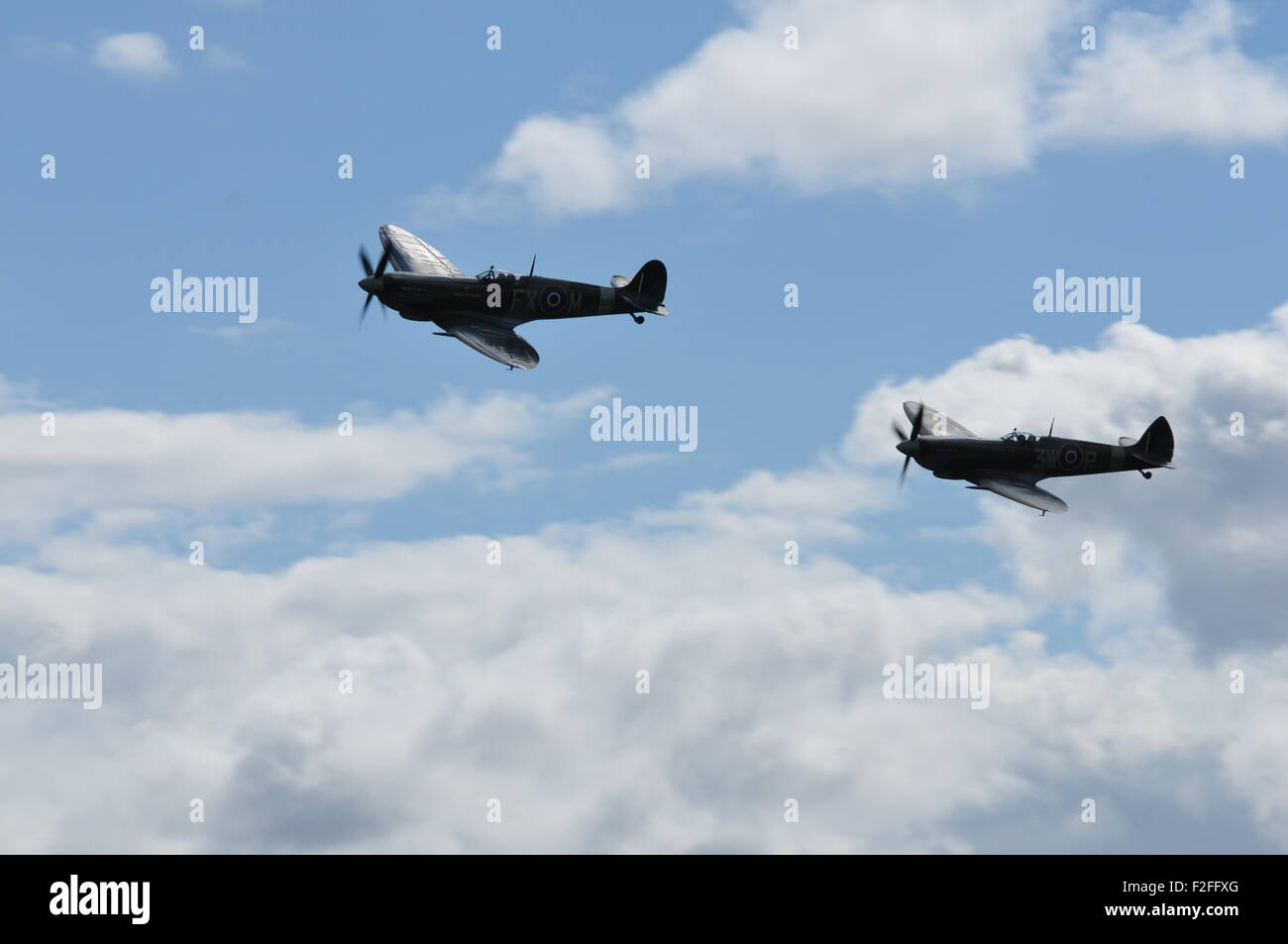 Supermarine Spitfire HF Mk1X und ein weiteres Spitfire im Formationsflug Stockfoto