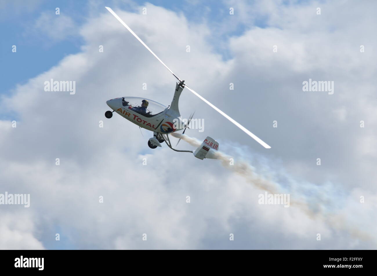 Der Calidus Tragschrauber fliegen bei einer Airshow mit weißer Rauch Stockfoto