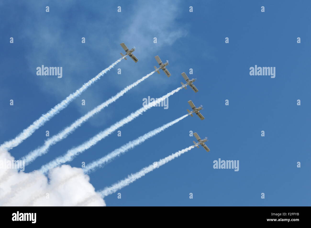 Team Raven 5 Vans Kunstflug Präzision Team, weißer Rauch tiefblauen Himmel Stockfoto
