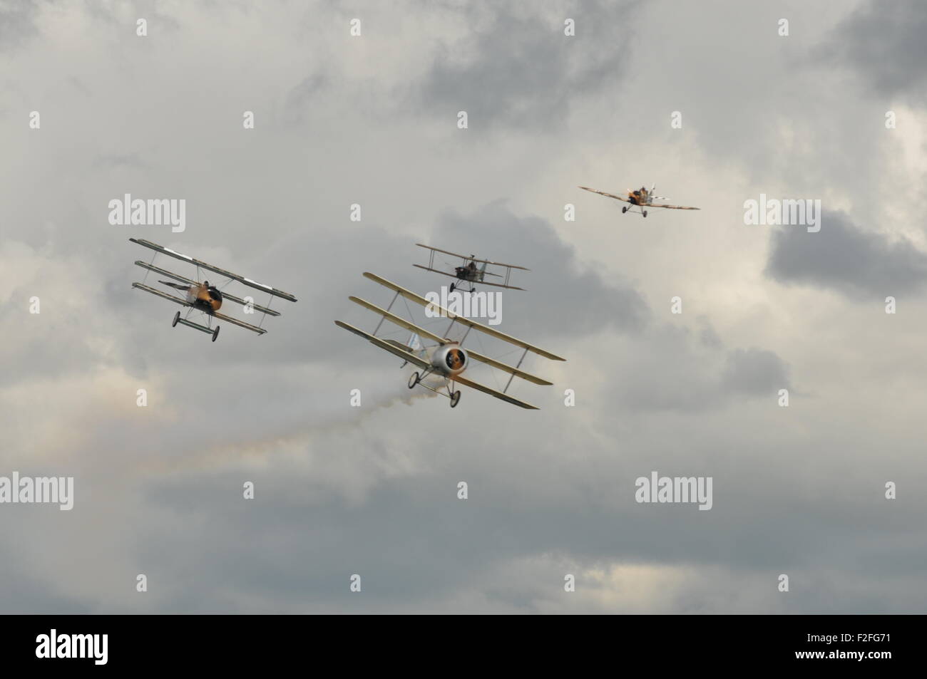 Ersten Weltkrieg Display team 4 Flugzeuge fliegen in Richtung Kamera, 2 Dreidecker, 2 Doppeldecker, 1 Eindecker Stockfoto