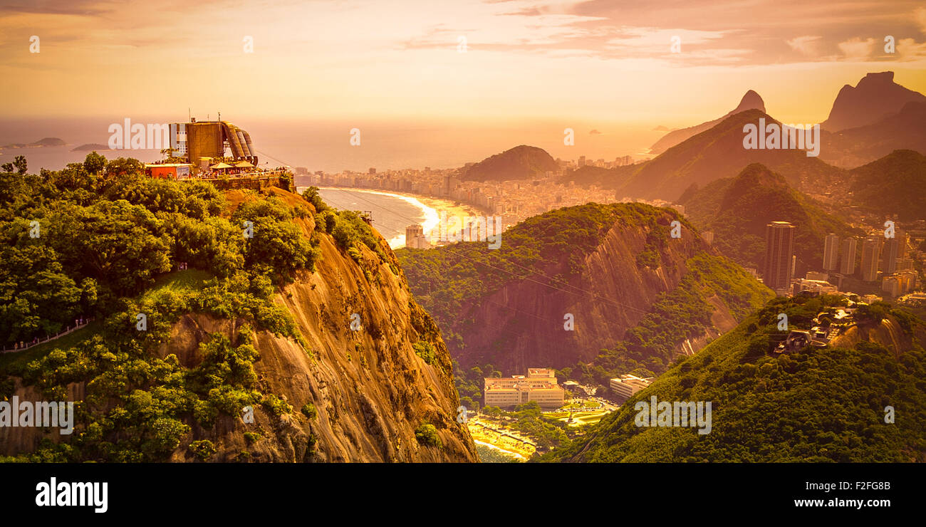 Gebirge bei Dämmerung, Zuckerhut, Guanabara-Bucht, Rio De Janeiro, Brasilien Stockfoto