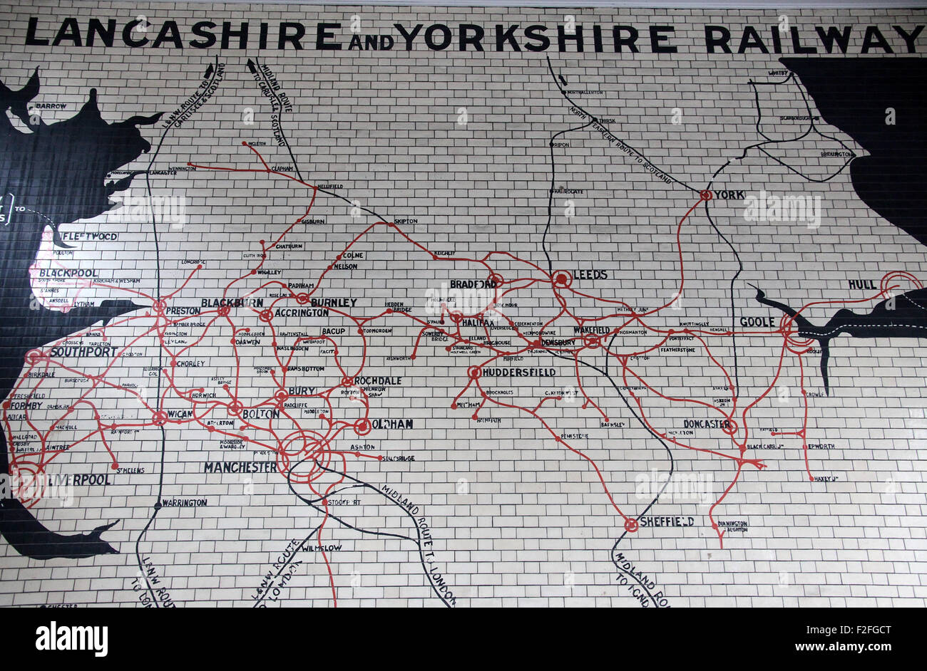 Historischen Kachelofen Lancashire und Yorkshire Bahn Streckenkarte an der Victoria Station in Manchester Stockfoto