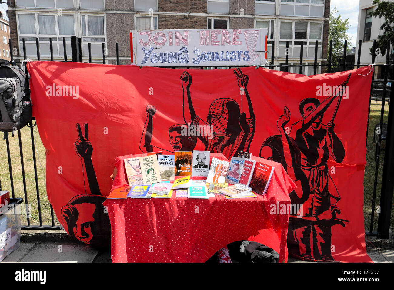 Jusos Buch Stall mit Lenin Trotsy Bücher auf einem Flohmarkt in 2015 Hoxton London, UK KATHY DEWITT Stockfoto