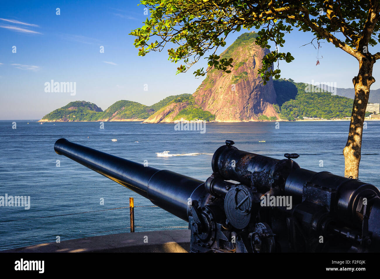 Kanone an der Waterfront mit Zuckerhut im Hintergrund, Guanabara-Bucht, Rio De Janeiro, Brasilien Stockfoto