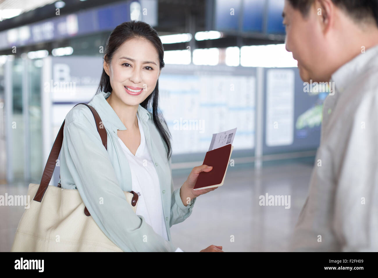 Älteres Paar warten am Flughafen Stockfoto