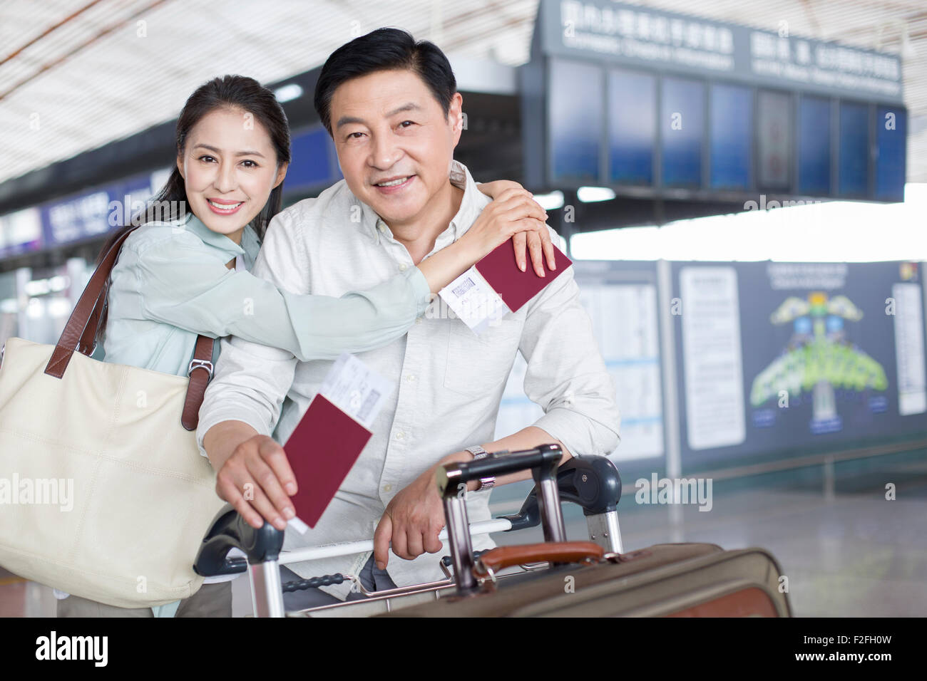 Älteres Paar warten am Flughafen Stockfoto