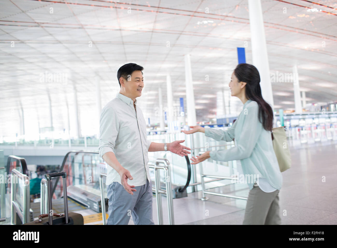 Älteres paar Wiedervereinigung am Flughafen Stockfoto