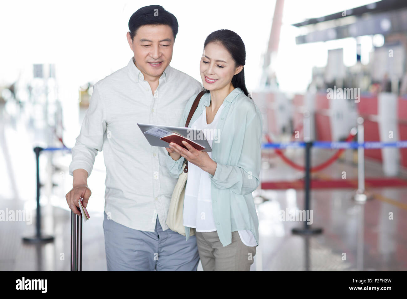 Älteres Paar warten am Flughafen Stockfoto